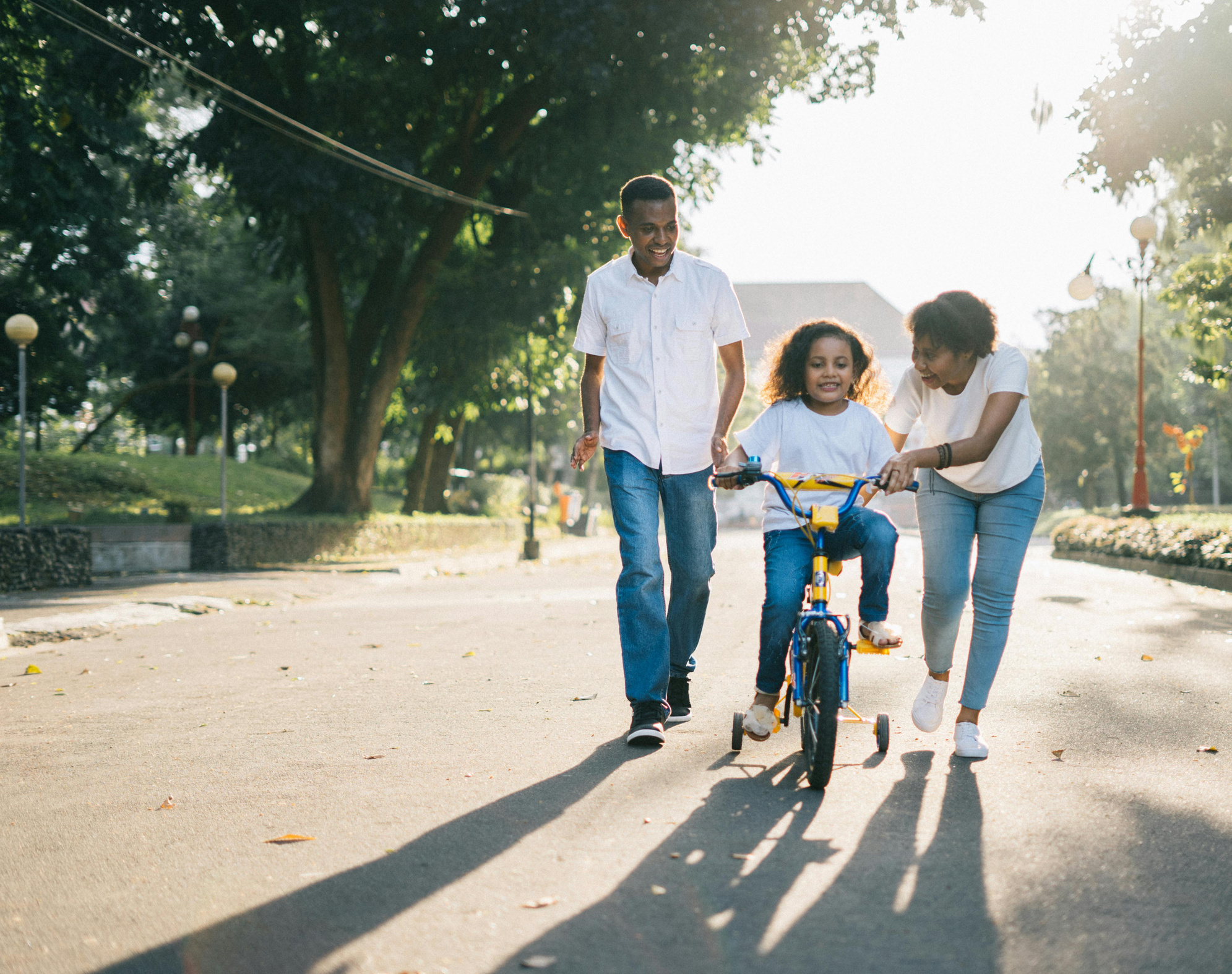 Família pedalando — liberdade
